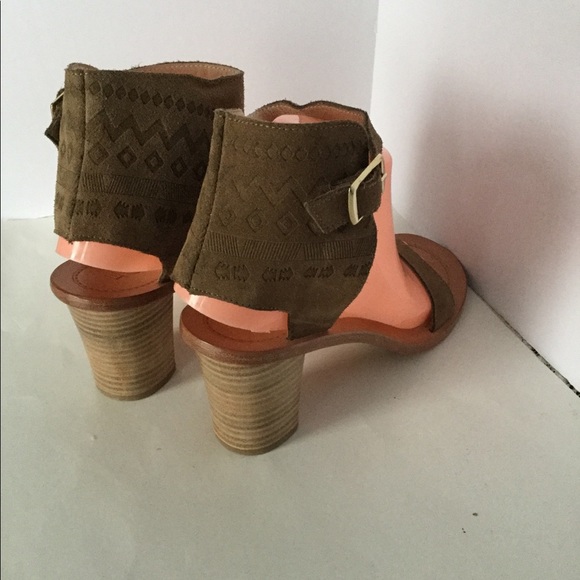 NWOT Howsty Celia SZ 38 (8 US) sandals suede $275 - Picture 3 of 6